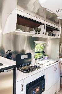 Kuchyň nebo kuchyňský kout v ubytování Off Grid RV Bermuda