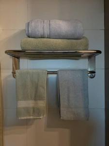 un toallero en un baño con toallas en Apt Costa de Montemar, Concón, en Concón