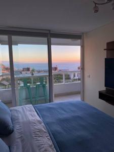 Una habitación con cama y vistas al océano. en Apt Costa de Montemar, Concón, en Concón