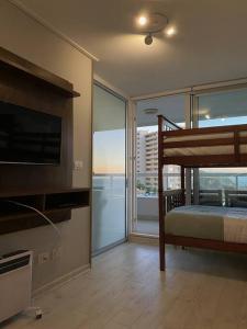 1 dormitorio con litera y TV en Apt Costa de Montemar, Concón, en Concón 28 fotos más