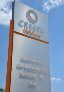 een bord voor een eerste verplichte verzekeringsfaciliteit bij Cresta Mahalapye Hotel in Mahalapye