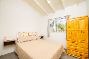 un dormitorio con una cama y una ventana en Saucegrandezuna, en Balneario Sauce Grande