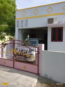 a pink fence in front of a house at JAS HOMESTAY Madurai in Samayanallūr