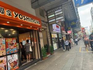 入住可爱小家 油麻地 弥敦道 正大街 地铁口1分钟 两房一厅一卫有厨房 4床可住4-5人的客人