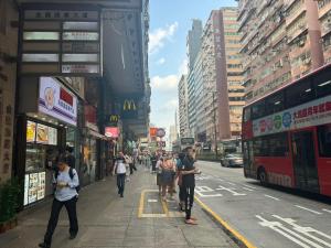 入住可爱小家 油麻地 弥敦道 正大街 地铁口1分钟 两房一厅一卫有厨房 4床可住4-5人的客人