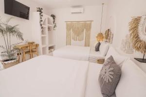 Bohemian Jogja Villas with Private Pool客房内的一张或多张床位