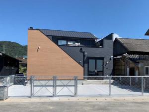 淡路市にあるRockstar Villa 尾崎浜STYLEの前に柵がある建物