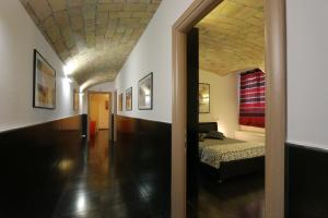einen Flur, der zu einem Schlafzimmer mit einem Bett in einem Zimmer führt in der Unterkunft Residenza Adriana in Rom