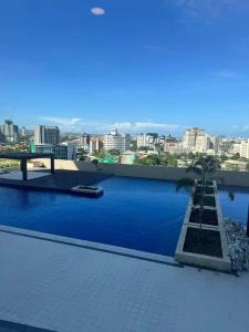 セブシティにある200mbps WiFi, Luxury condo near Ayalaの市街の景色を望む大型スイミングプール