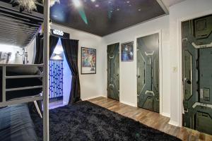 Postel nebo postele na pokoji v ubytování The Space Place Family-Friendly Cosmic-Themed Getaway Near Attractions in Broken Arrow, Oklahoma