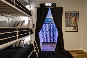 Postel nebo postele na pokoji v ubytování The Space Place Family-Friendly Cosmic-Themed Getaway Near Attractions in Broken Arrow, Oklahoma