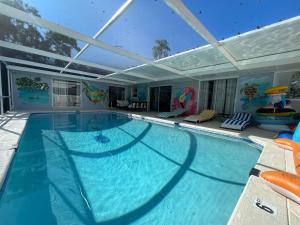 Πισίνα στο ή κοντά στο Poolside Paradise Clearwater Family Friendly House