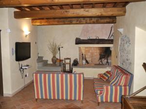 夸拉塔的住宿－Casa Buriano，客厅配有两把椅子和壁炉