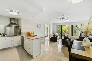 Dapur atau dapur kecil di Cozy Cairns Stay - Near Airport, City & Esplanade