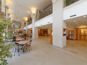 神户神户雅致灿路都大饭店的大楼内带桌椅的自助餐厅