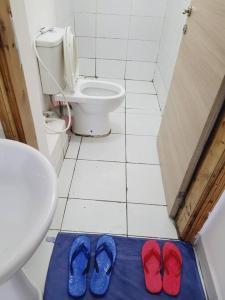Ένα μπάνιο στο 2 Bedroom AJ101 Mombasa CBD, Buxton Point Lifestyle