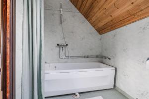 Koupelna v ubytování Smålandshus + 28 fotografií