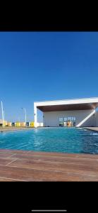 een gebouw met een waterbad ervoor bij Casa tonykey in San Miguel