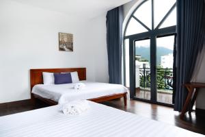 Postel nebo postele na pokoji v ubytování Kim Ngân II hotel