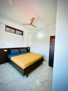 Nagashree stay inn客房内的一张或多张床位
