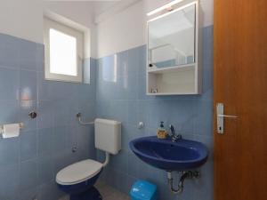 O baie la Apartment Perina - Comfort Two Bedroom Apartment with Terrace and Sea View +12 fotografii