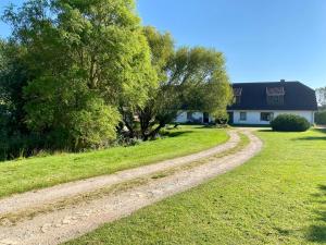 a dirt road in front of a house at Schnitterkaserne in Schaprode 7B in Schaprode