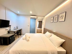 Postel nebo postele na pokoji v ubytování Bedter Hotel Phang Nga