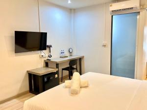 Bedter Hotel Phang Nga的电视和/或娱乐中心