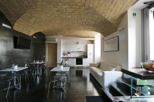ein Wohnzimmer mit Couch und Tischen in der Unterkunft Residenza Adriana in Rom