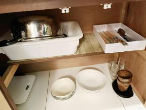 a kitchen with a sink and bowls on a counter at アルピエh 108号室WiFi使えます in Hanabatachō