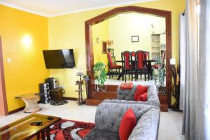 TV a/nebo společenská místnost v ubytování 3-bedroom serenity homes