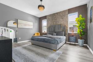 Katil atau katil-katil dalam bilik di Beautiful 5BR 4 baths Themed home near Disney and Universal, Private Pool, Gameroom, baby Crib and more +48 gambar