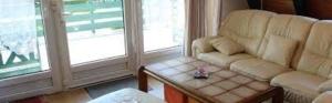 ein Wohnzimmer mit einer Couch und einem Couchtisch in der Unterkunft Ferienhaus 196 in Fedderwardersiel in Fedderwardersiel