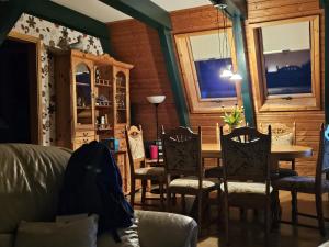 ein Wohnzimmer mit Tisch und Stühlen in der Unterkunft Ferienhaus 196 in Fedderwardersiel in Fedderwardersiel