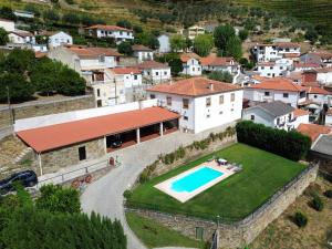an aerial view of a house with a swimming pool at Casa grande Covelinhas in Covelinhas
