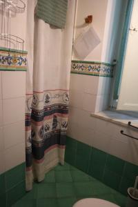 Et badeværelse på Vacanza relax Isola d'Elba