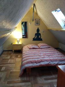 a bedroom with a bed in a attic at Maison à la campagne in Courtonne-la-Meurdrac
