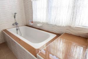 Ένα μπάνιο στο BB&B Hotel +9 φωτογραφίες