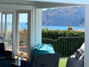 a room with a balcony with a view of the ocean at Espectacular villa junto a la playa, piscina privada y vistas al mar in Calpe