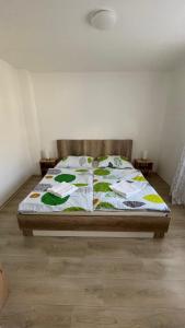 Postel nebo postele na pokoji v ubytování Dům nad Jezerem - apartmán III