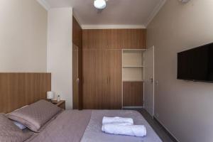 ein Schlafzimmer mit einem Bett und einem Flachbildfernseher in der Unterkunft Botafogo 2qts - moderno e sofisticado com vaga in Rio de Janeiro