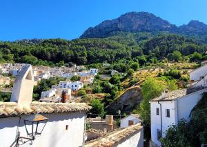 Una vista de un pueblo con montañas al fondo. en Casa del Castillo, en Cazorla