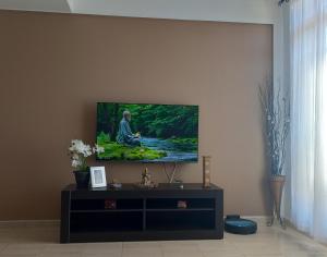 a living room with a flat screen tv on a wall at MELROSE PLACE 2 Dormitorios y Piscina en Vecindario in Vecindario