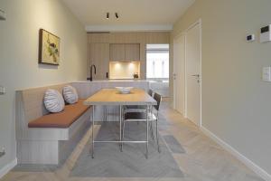 Una cocina con una mesa y un comedor. en SHWAY - The Printing Press, en Amberes
