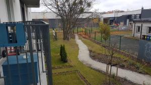 Vonkajšia záhrada v ubytovaní Apartament Tęczowy