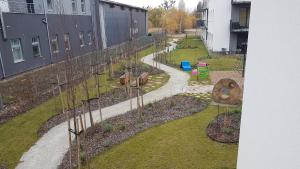 Vonkajšia záhrada v ubytovaní Apartament Tęczowy