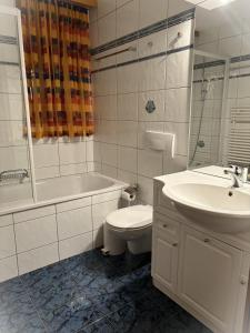 Koupelna v ubytování Residenz Darianne Leukerbad + 37 fotografií