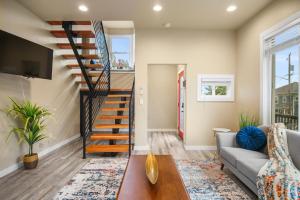 Una sala de estar con una escalera y un sofá. en Central Urban Comfort Home, en Seattle