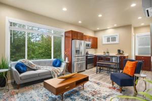 Una sala de estar con un sofá y una cocina. en Central Urban Comfort Home, en Seattle