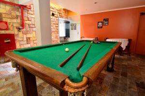 a pool table in a room with afits at Mirante Hotel in Ouro Preto